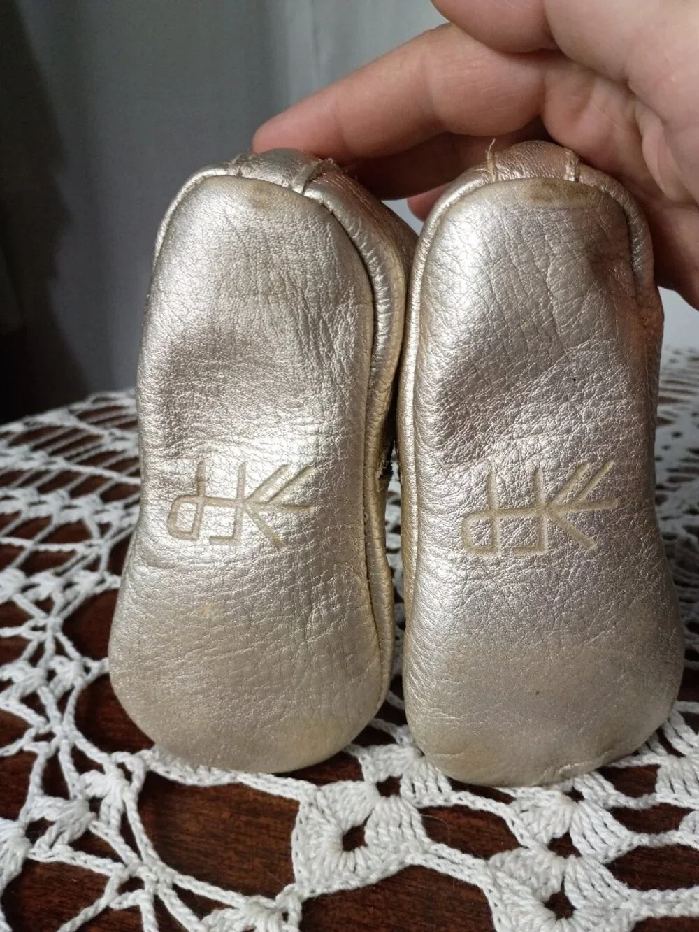 Freshly picked gold baby mocassins with eleastic sides size 5
